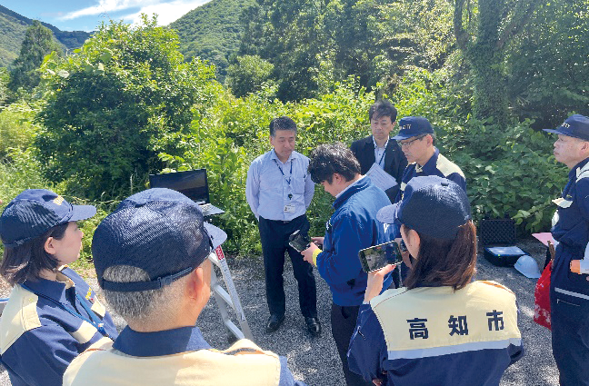 写真1 ドローンによる孤立集落調査