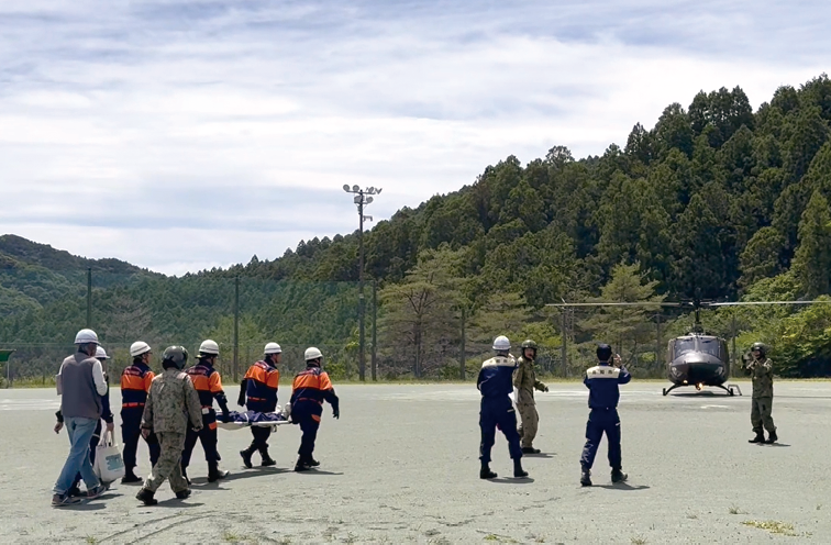 写真2 自衛隊ヘリによる孤立者の搬送