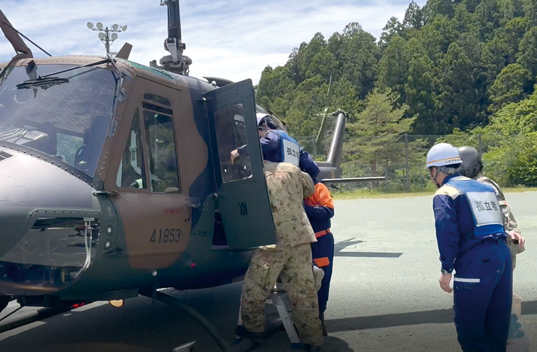 写真3 自衛隊ヘリによる孤立者の搬送