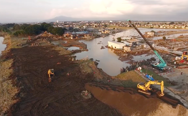 上三坂町の破堤地点。決壊翌日の9月12日の様子（国土地理院撮影動画より）
