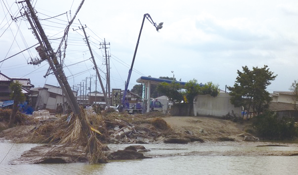 上三坂町の堤防決壊箇所付近の被害状況（提供:常総市）