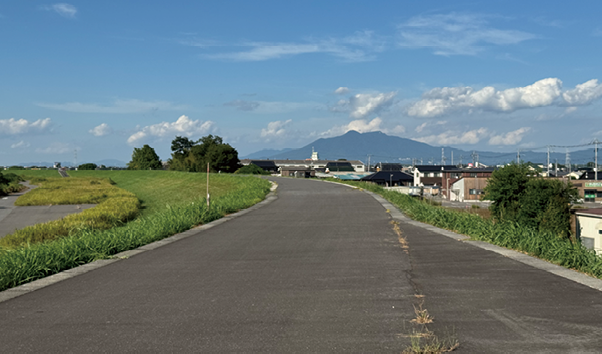 復旧した堤防の天端。表面は舗装され、法肩にはブロックが施され強化されている（令和7年（2025）年9月撮影）