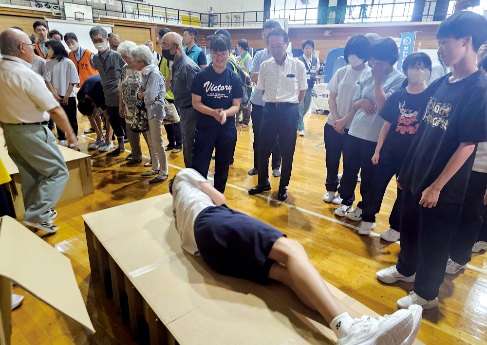 段ボールベッド作成体験の様子