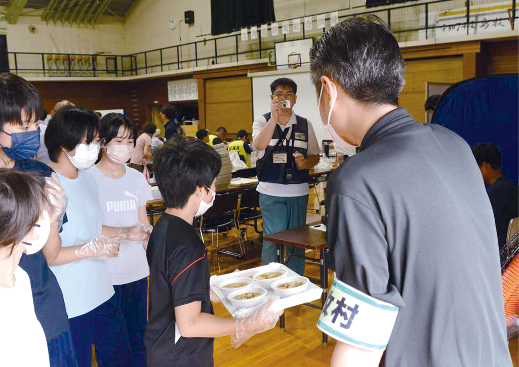 中学生による配食の様子