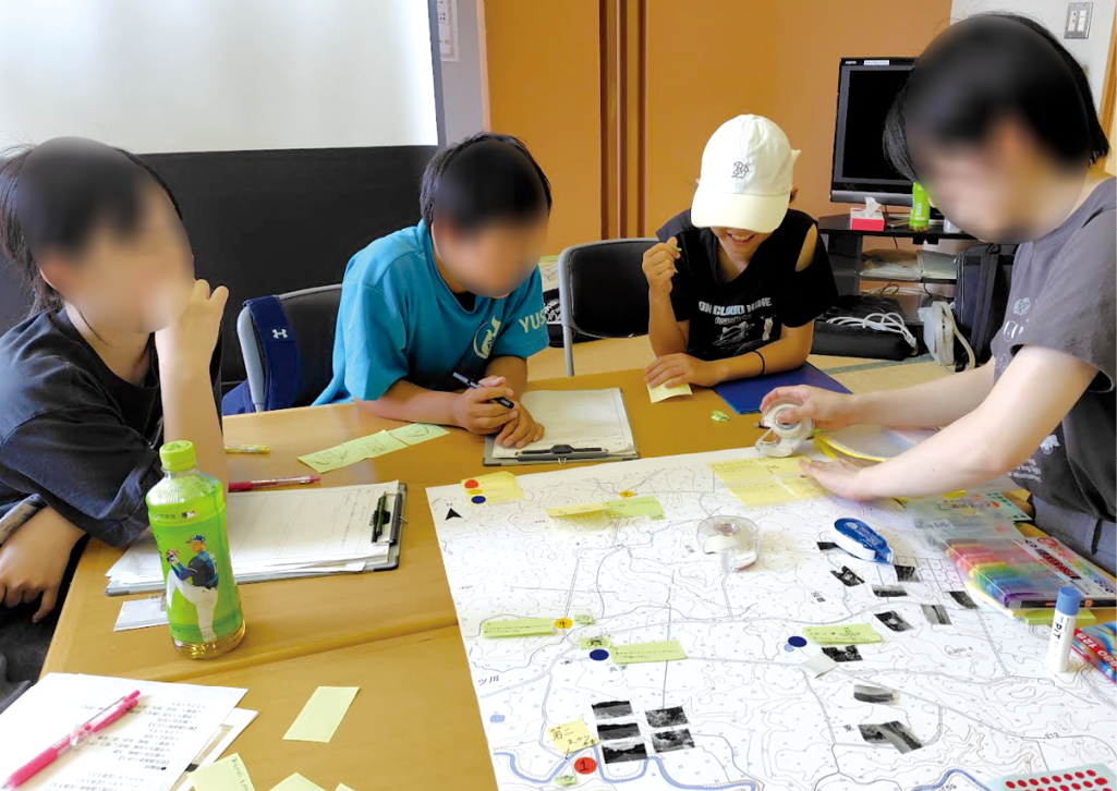 写真2 大学生（右）がサポートする地図化作業（令和7年（2025年）7月撮影）