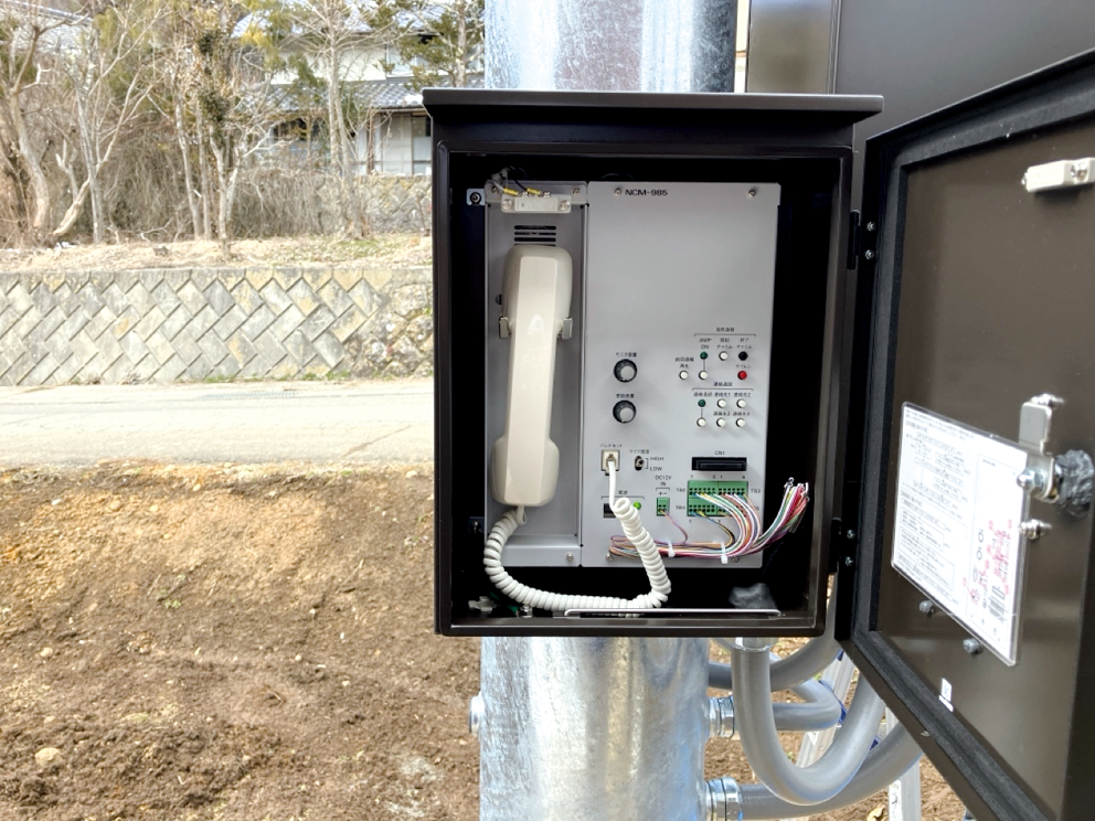 写真1 防災行政無線外部接続箱（令和6年（2024年）撮影）停電時でも非常用電源により最大72時間ほどの無線通話が可能