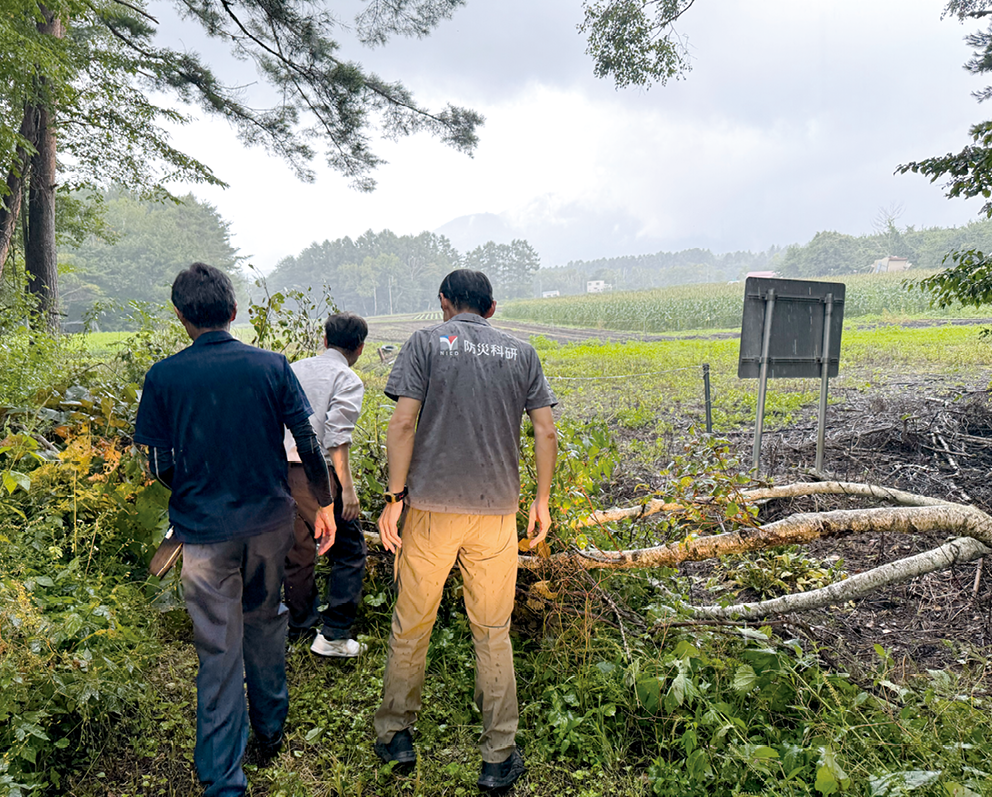 写真2 防災科研研究員と協力して行った現地調査の様子（令和7年（2025年）9月撮影）