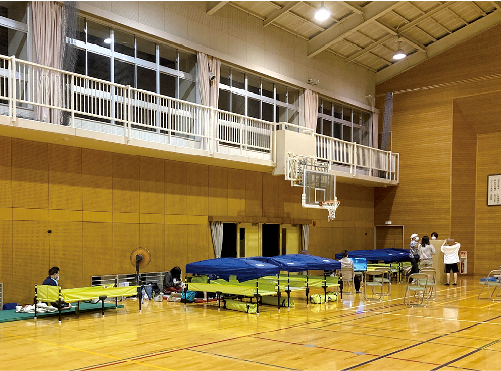 写真2 災害用簡易ベッドを活用した避難所（令和3年（2021年）8月撮影）