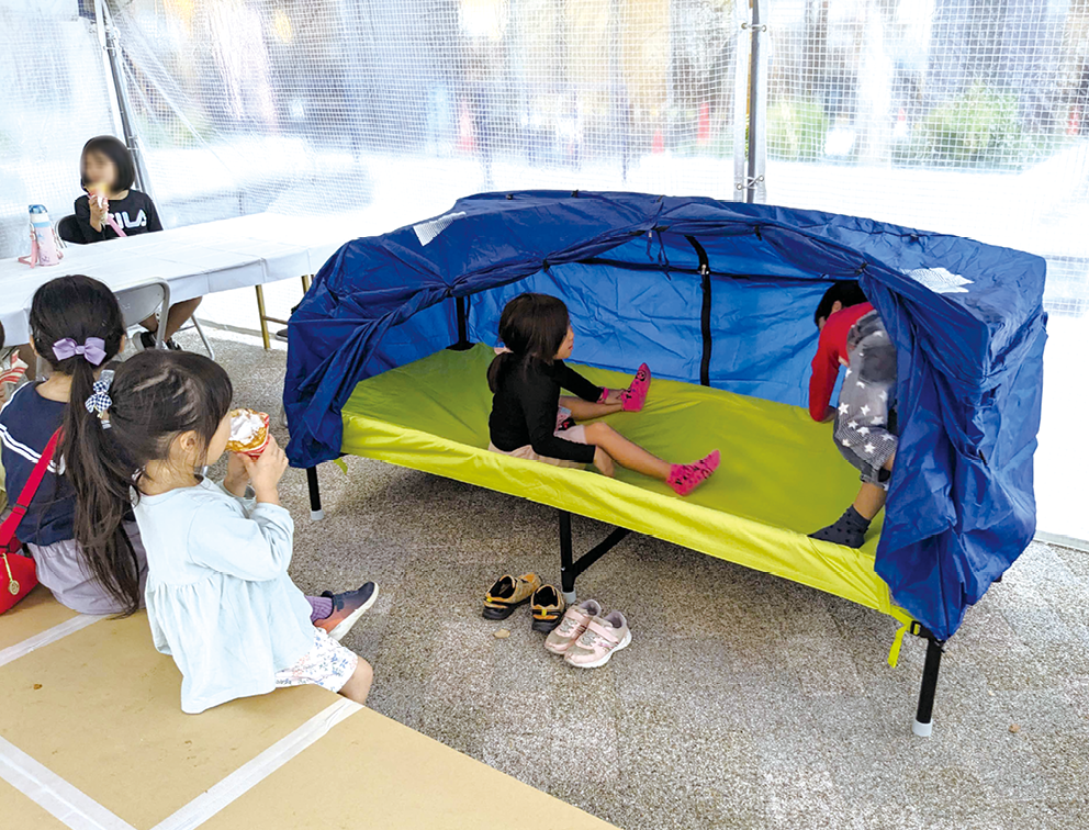 写真3 防災イベントでの災害用簡易ベッドの活用（令和5年（2023年）11月撮影）