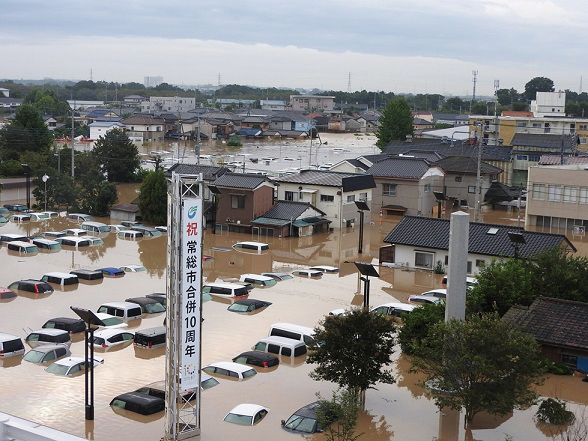 冠水した市役所の駐車場（常総市提供）