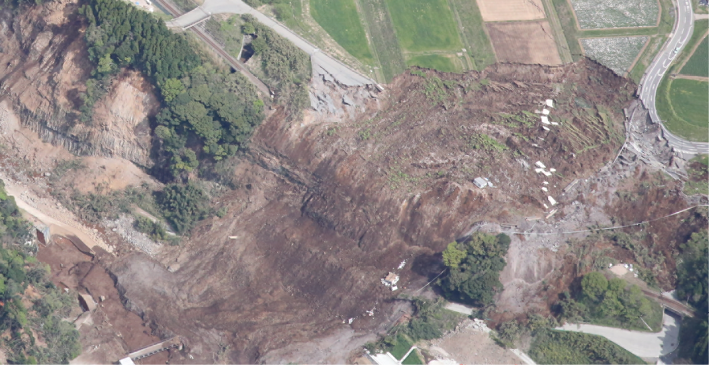 本震発災後の平成28年（2016年）4月16日午前に国土地理院が撮影した写真。南阿蘇鉄道の線路に崩れた土砂が流入している（国土地理院）