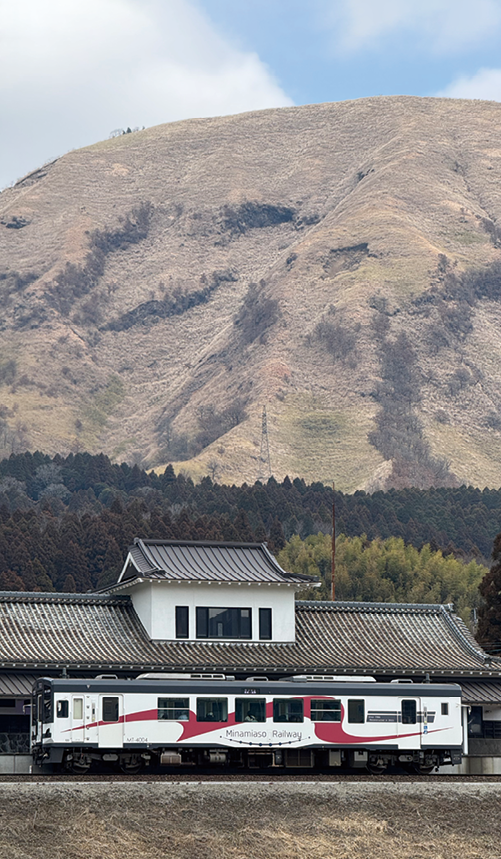 全線復旧した南阿蘇鉄道。雄大な景色の中を行く（令和8年（2026年）2月撮影）