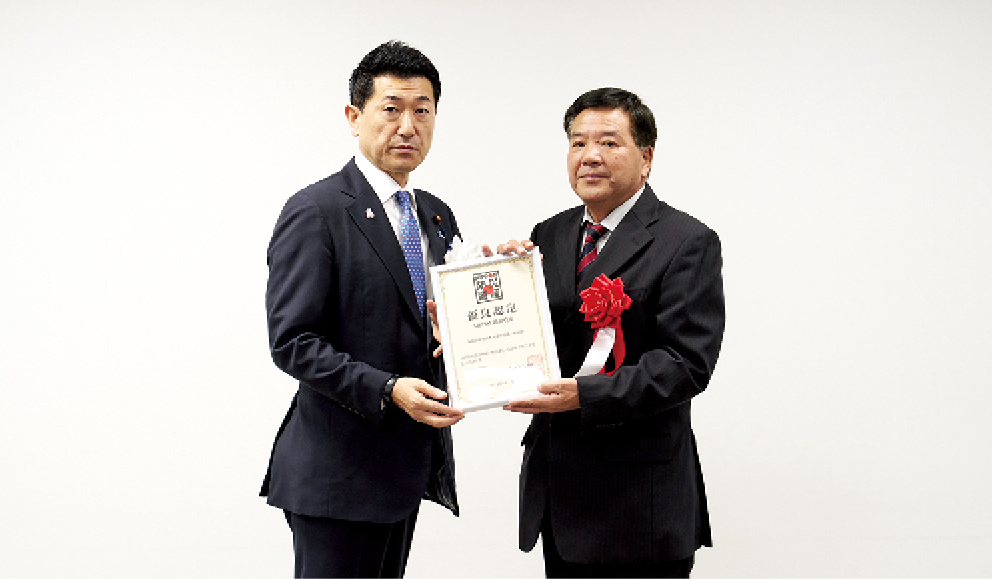 写真1 あかま大臣との記念撮影