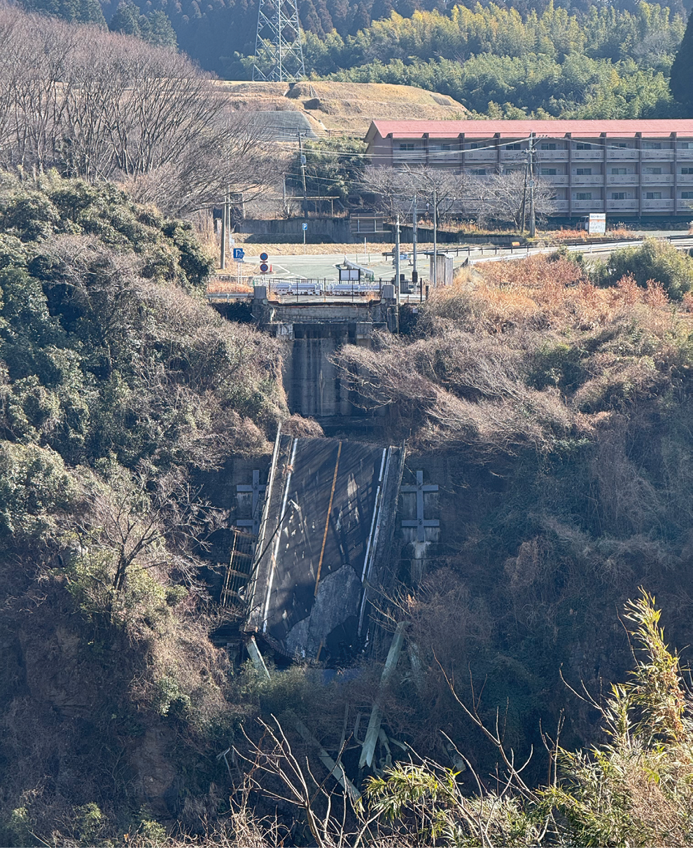 南阿蘇村に災害遺構として残る、崩落した旧阿蘇大橋の橋桁（令和8年（2026年）2月撮影）