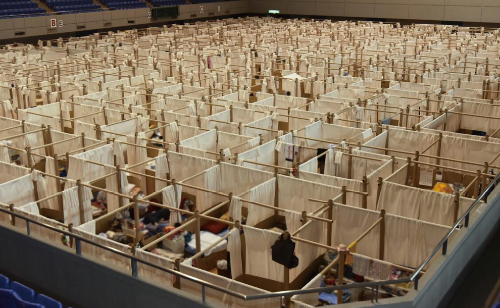 令和2年7月豪雨災害における熊本県人吉市の避難所の様子。熊本地震のノウハウが活かされ、コロナ禍の中迅速にパーテーション等が設置された（熊本災害デジタルアーカイブ/提供者:人吉市）