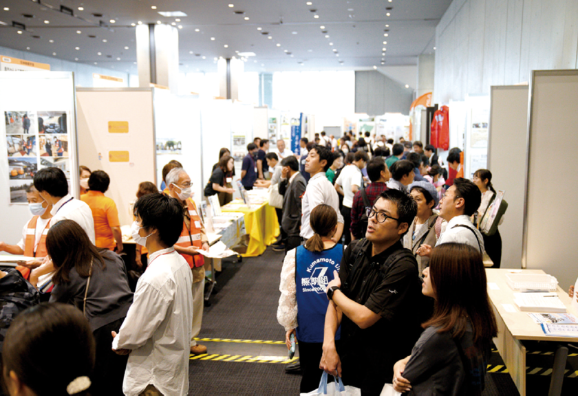 第9回熊本大会の会場の一つである熊本城ホールでのブース展示の様子（内閣府ウェブサイトより）