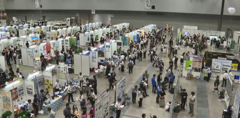 第10回新潟大会での展示会場の様子（内閣府ウェブサイトより）