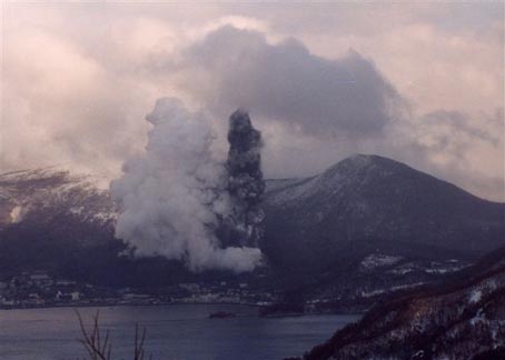 写真 金比羅火口噴火状況(提供:北海道立地質研究所)