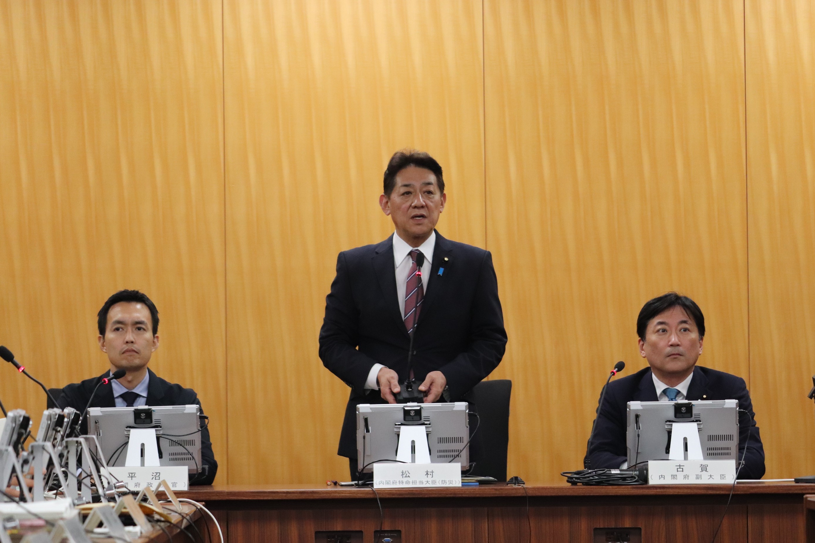 松村大臣（中央）の挨拶　平沼政務官（左）、古賀副大臣（右）