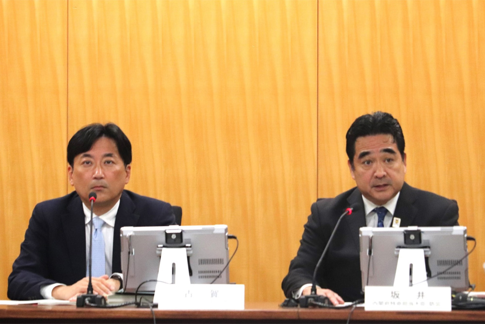 坂井大臣（右）の挨拶 古賀副大臣（左）