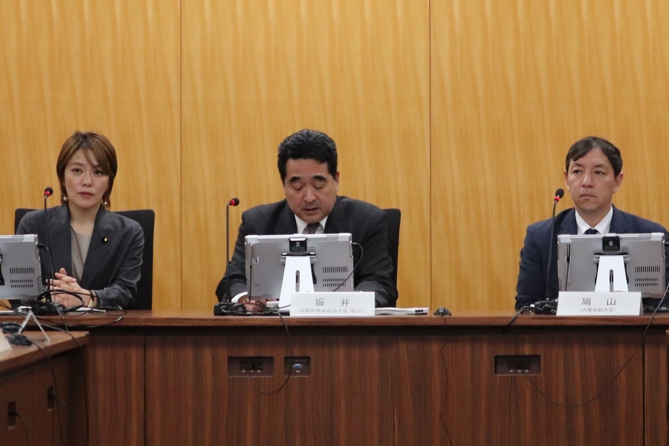 左から今井政務官、坂井大臣、鳩山副大臣