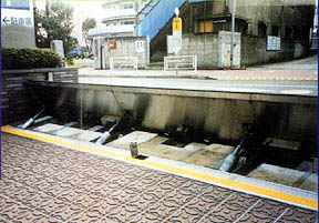 駐車場における防水板